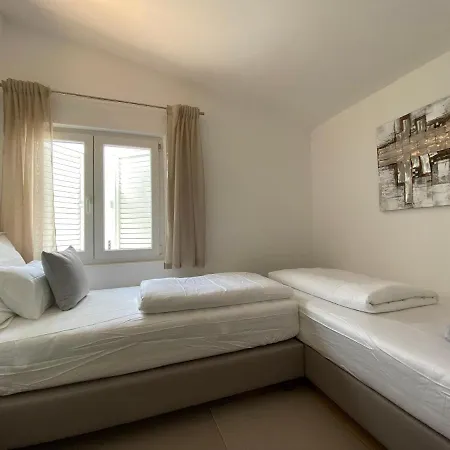 House Laura بيت للعطل *