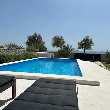 House Laura بيت للعطل